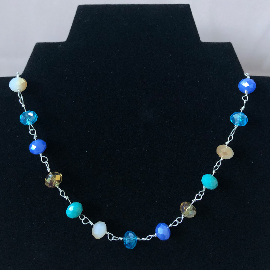 Girocollo con pietre azzurre e beige