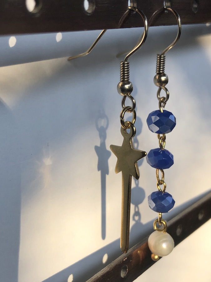 Orecchini con pietre blu, perla e stella