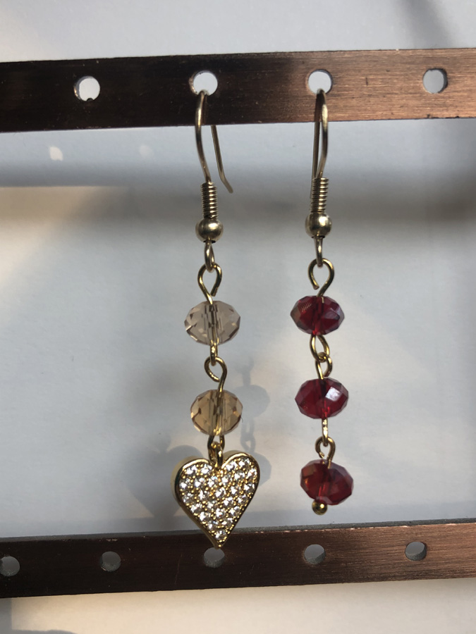 Orecchini con pietre rosse e cuore con zirconi